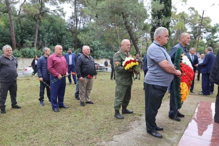 Возложение цветов к памятнику погибшим добровольцам из Южной Осетии в Отечественной войне народа Абхазии 1992-1993 гг.