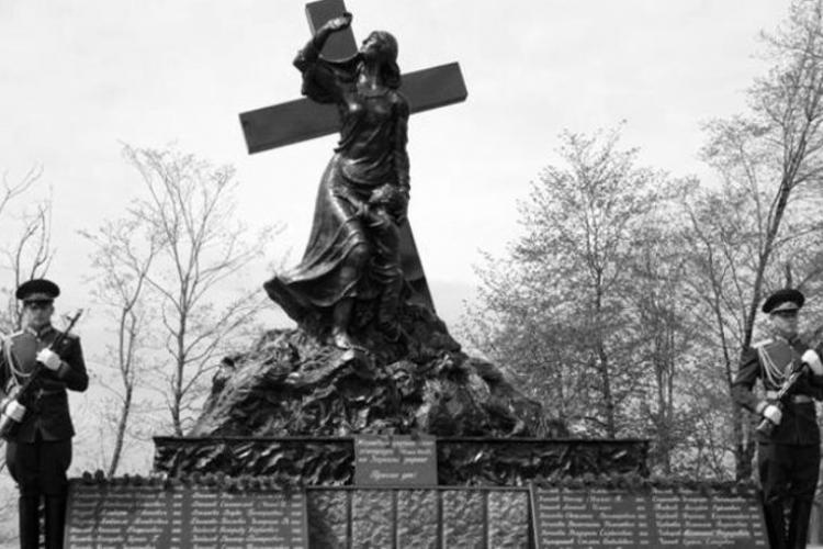Мемориал «Скорбящая мать» на месте трагедии в с. Зар