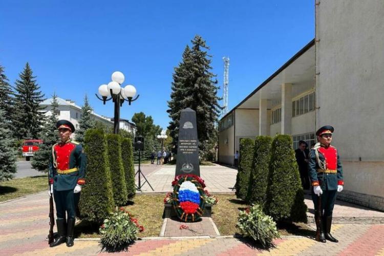 Церемония возложения венков и цветов к Стеле памяти солдат и офицеров миротворческих сил