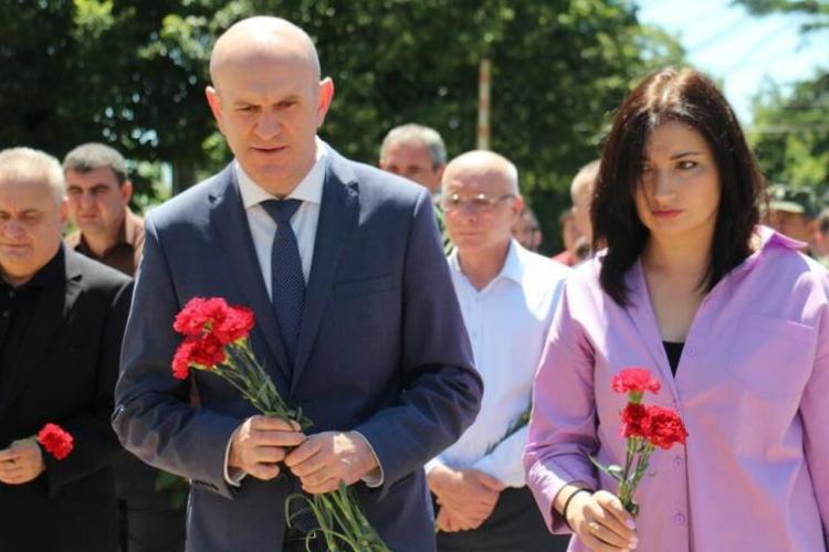 Церемония возложения венков и цветов к Стеле памяти солдат и офицеров миротворческих сил