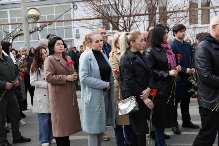 Сотрудники МИД РЮО возложили цветы к зданию Посольства РФ