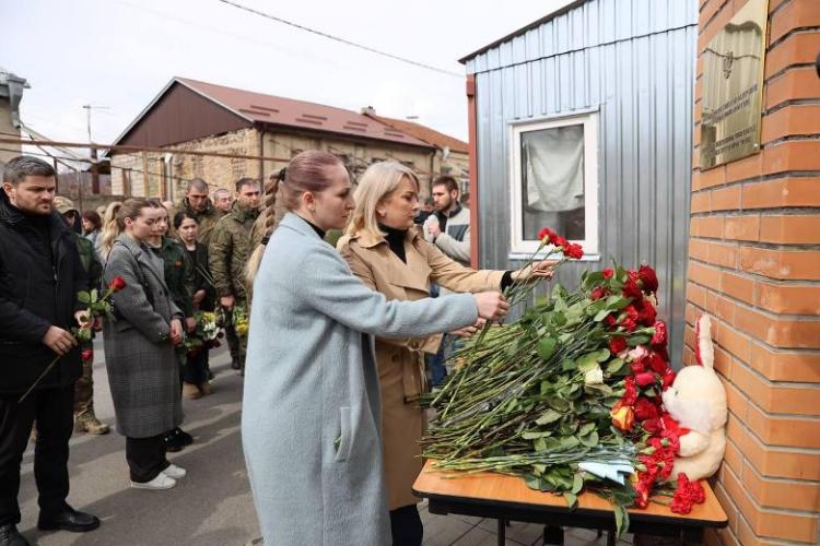 Сотрудники МИД РЮО возложили цветы к зданию Посольства РФ