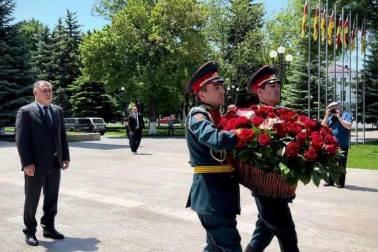 Церемония возложения цветов к бюсту первого руководителя Южной Осетии Т. Кулумбегова