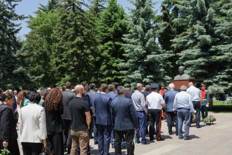 Церемония возложения цветов к бюсту первого руководителя Южной Осетии Т. Кулумбегова
