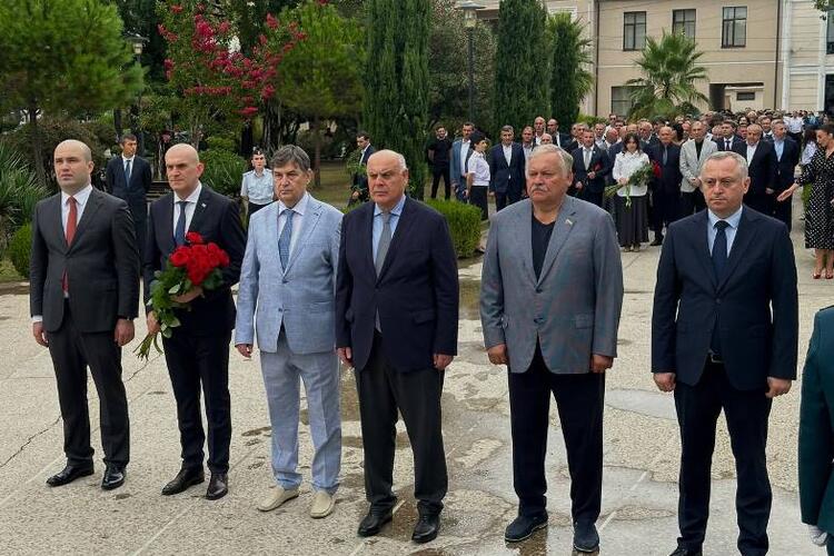 Церемония возложения цветов в Парке Славы в Сухуме