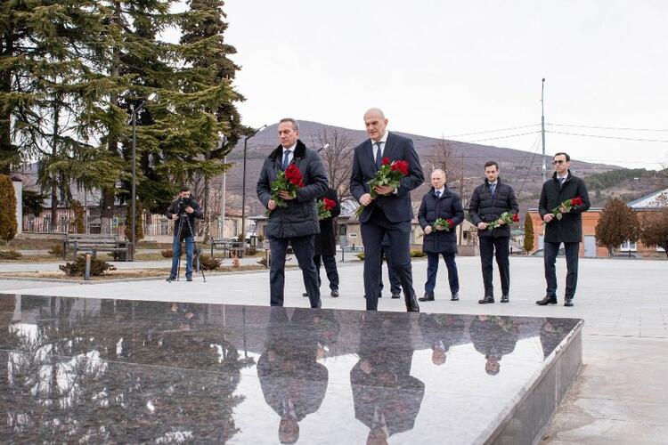 Возложение цветов к мемориальному комплексу «Защитникам Южной Осетии» в Цхинвале