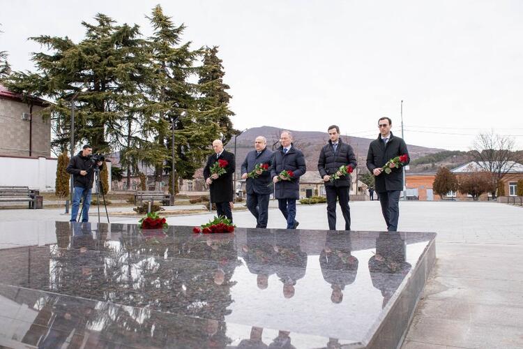 Возложение цветов к мемориальному комплексу «Защитникам Южной Осетии» в Цхинвале
