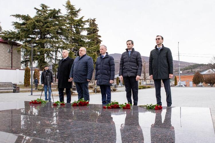 Возложение цветов к мемориальному комплексу «Защитникам Южной Осетии» в Цхинвале