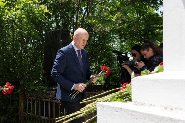 Церемония возложения цветов
