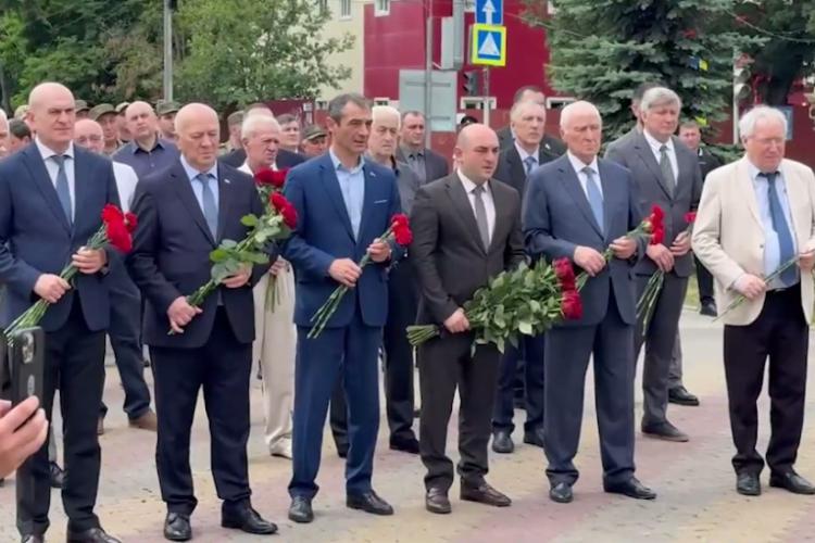 Церемония возложения цветов