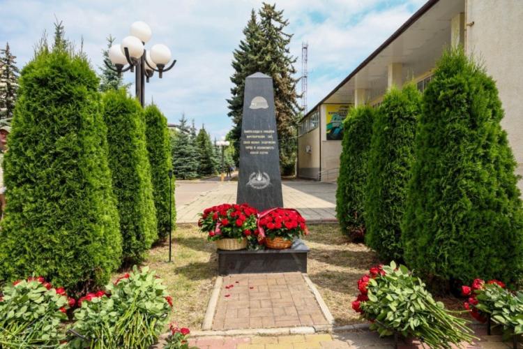 Церемония возложения цветов к Стеле памяти солдат и офицеров миротворческих сил