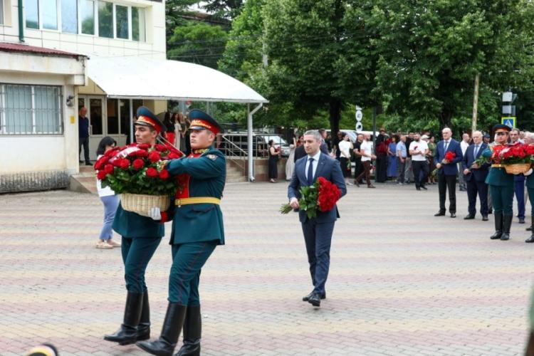 Церемония возложения цветов к Стеле памяти солдат и офицеров миротворческих сил