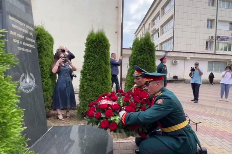 Церемония возложения цветов к Стеле памяти солдат и офицеров миротворческих сил