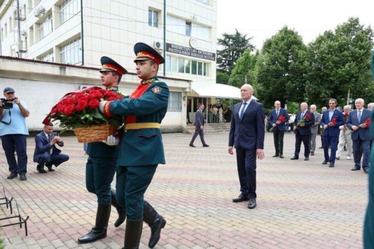 Церемония возложения цветов к Стеле памяти солдат и офицеров миротворческих сил