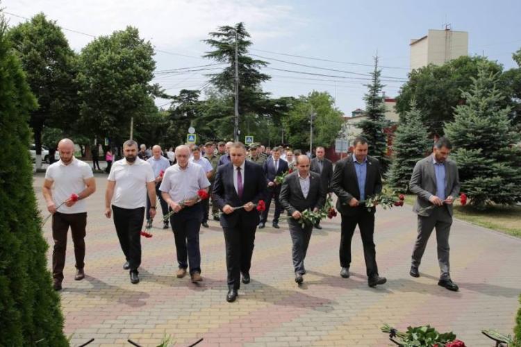 Церемония возложения цветов к Стеле памяти солдат и офицеров миротворческих сил