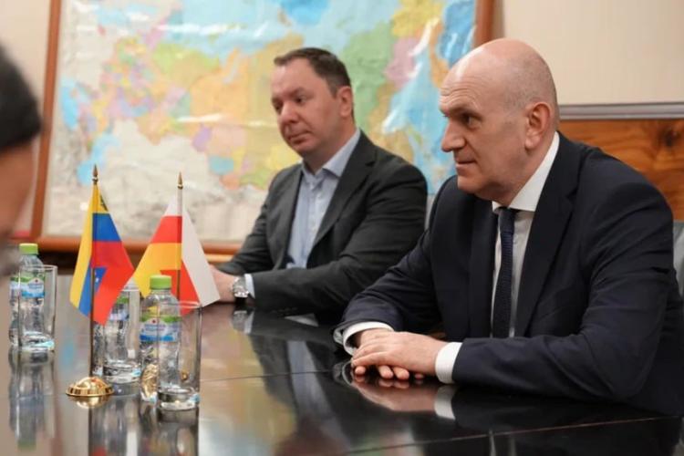 Встреча Министра иностранных дел Южной Осетии Ахсара Джиоева с Чрезвычайным и Полномочным Послом Венесуэлы в России Хесусом Саласаром Веласкесом