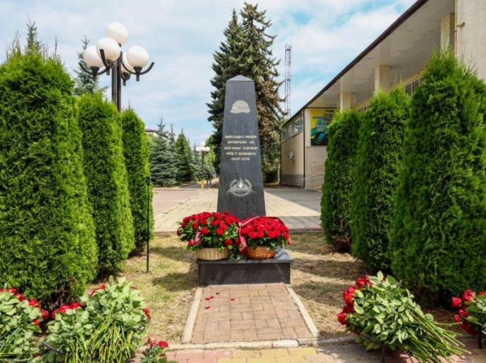 Церемония возложения цветов к Стеле памяти солдат и офицеров миротворческих сил