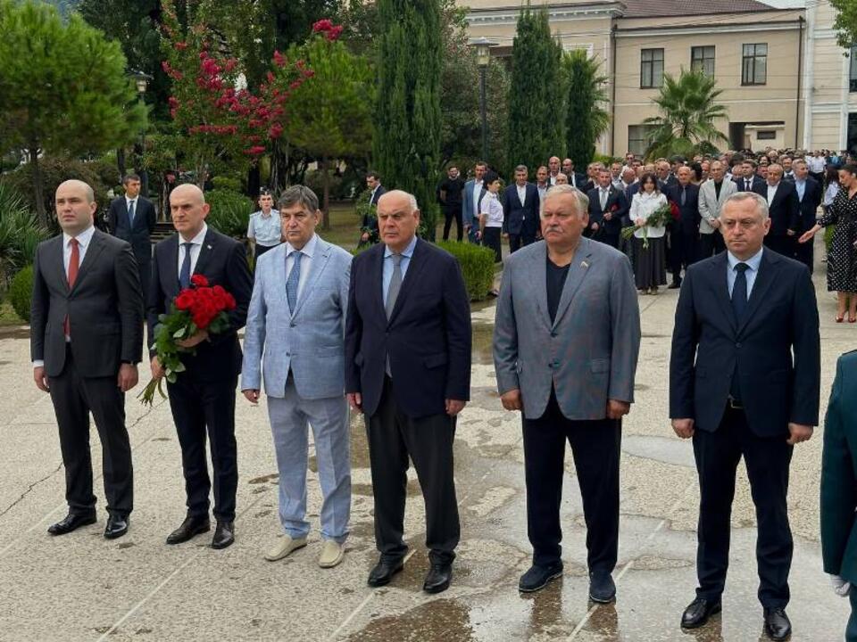 Церемония возложения цветов в Парке Славы в Сухуме