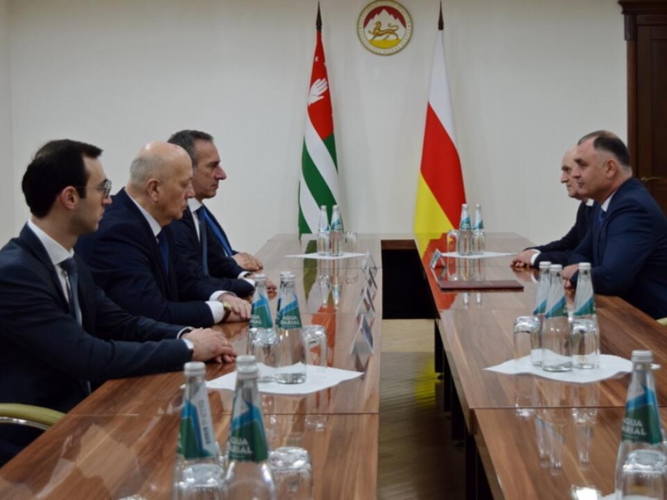 Встреча Президента РЮО А. Гаглоева с делегацией МИД Абхазии 