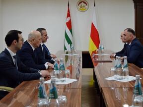 Встреча Президента РЮО А. Гаглоева с делегацией МИД Абхазии 